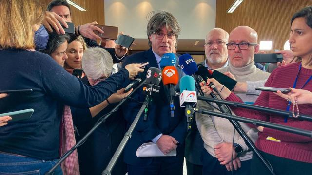 El expresidente catalán Carles Puigdemont (c) flanqueado por los 'exconsellers' Clara Ponsatí (i), Lluís Puig (2d) y el abogado Gonzalo Boye (d) / EFE