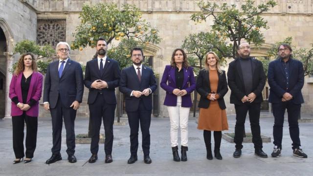 (I-D) Gumbert, Sánchez Llibre, Torrent, Aragonès, Vilagrà, Mas, Pacheco y Ros, tras firmas el acuerdo el acuerdo / DAVID OLLER - EUROPA PRESS