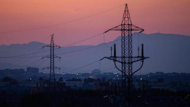 Imagen de torres de distribución de luz / CG