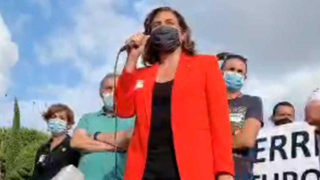 Ada Colau, durante su intervención en la protesta de Nissan en la plaza de España / @futuroNissan (TWITTER)