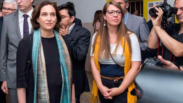 Ada Colau, alcaldesa de Barcelona (i), con Janet Sanz (d), teniente de alcalde de Urbanismo, ahora imputada / EFE