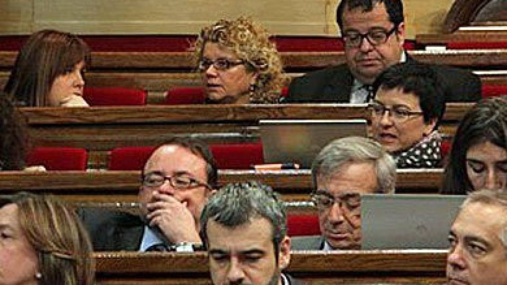 Ventura, Geli y Elena, en la última fila del Parlamento autonómico