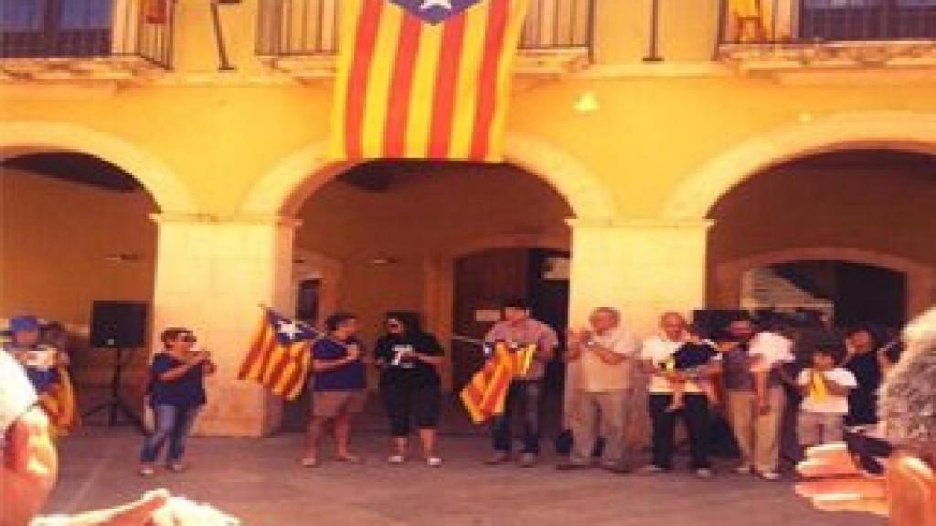 Fachada del Ayuntamiento de Altafulla, este domingo, con una 'estelada' desplegada por la ANC en una concentración contra 'la rojigualda'