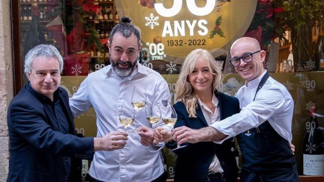 De izquierda a derecha, Quim Vila, Rafa Zafra, Eva Vila y Marc Gascons, enfrente de uno de los establecimientos de Vila Viniteca / CEDIDA