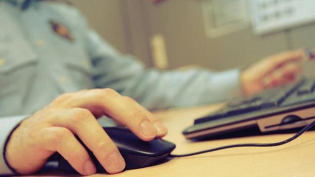 Un agente de los Mossos d'Esquadra en una imagen de archivo junto al ordenador / MOSSOS