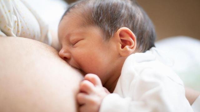Imagen de archivo de un bebé tomando leche del pecho de su madre / EP