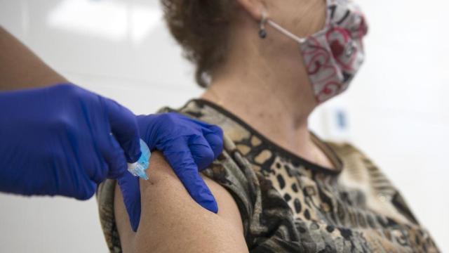 Una mujer vacunándose de la gripe en Cataluña / EP