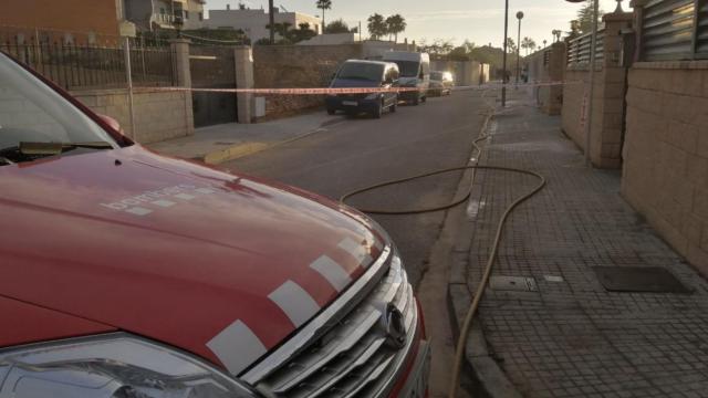 Efectivos de bomberos durante la extinción de un incendio, los mismos que actuaron en Ripoll / BOMBERS