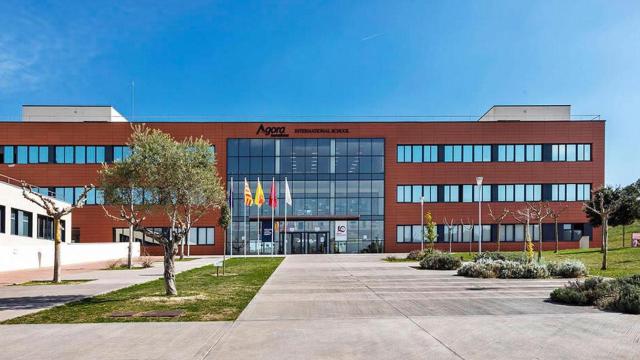 Fachada de Agora International School en Sant Esteve Sesrovires (Barcelona) / CG