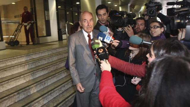 Miquel Roca rodeado de periodistas en la puerta de la oficina barcelonesa de su bufete / EFE