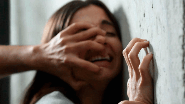 Una mujer, agredida por un hombre / CD