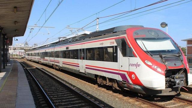 Un tren de Renfe parado en una estación a punto de salir / Antonio Garcia Prats EN PIXABAY