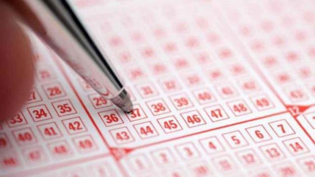 Un boleto de apuestas de la lotería / EE