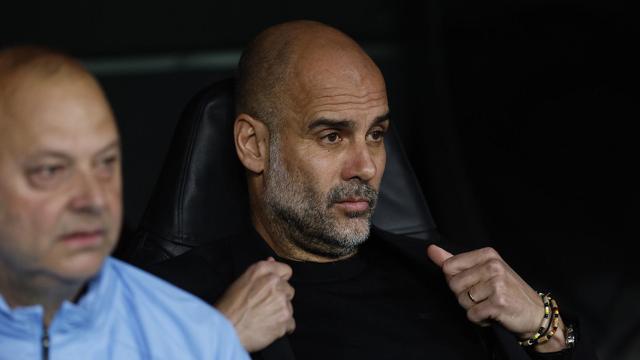 Pep Guardiola, sentado en el banquillo visitante del Santiago Bernabéu / EFE