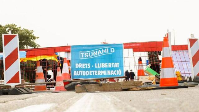 Barrera de uno de los grupos del independentismo en el corte de la AP-7 / EL POBLE