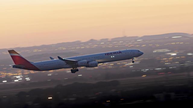 Un avión de la compañía Iberia, sobrevuela el aeropuero Adolfo Suarez-Madrid Barajas / EP