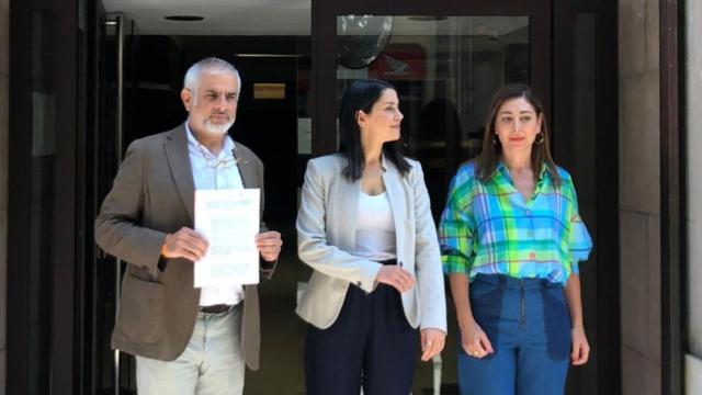 Carlos Carrizosa, Inés Arrimadas y Luz Guilarte, que califican a Cambray de matón / EP