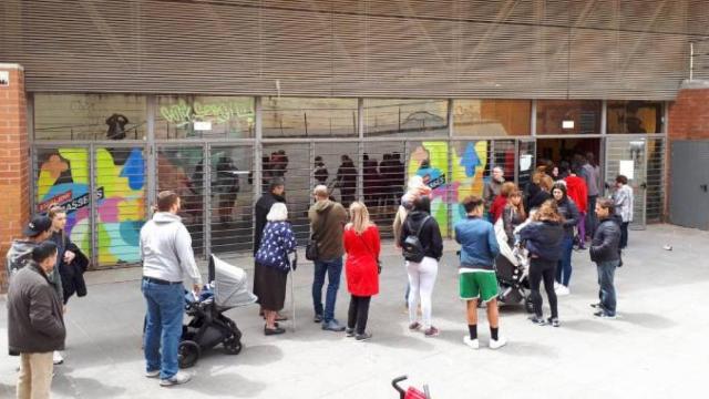 Colas para votar en las elecciones generales del 28A en el Centre Cívic Les Basses de Barcelona, lo que confirma la alta participación / CG