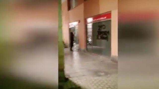 Imagen del ataque de Arran contra la sede del PSC en Vilanova i la Geltrú