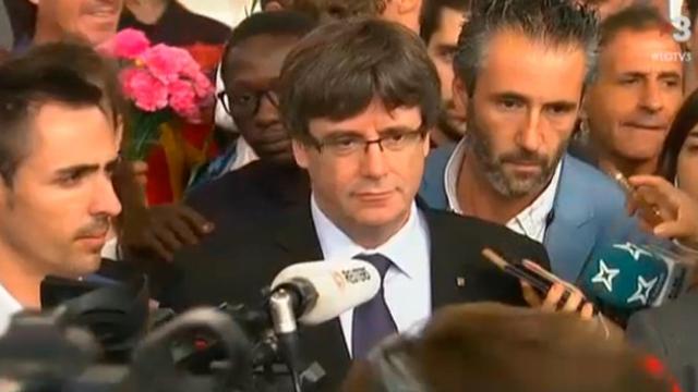 El presidente de Cataluña, Carles Puigdemont, atiende a los medios desde Sant Julià de Ramis, donde ha dicho: El Estado ha perdido más que nunca
