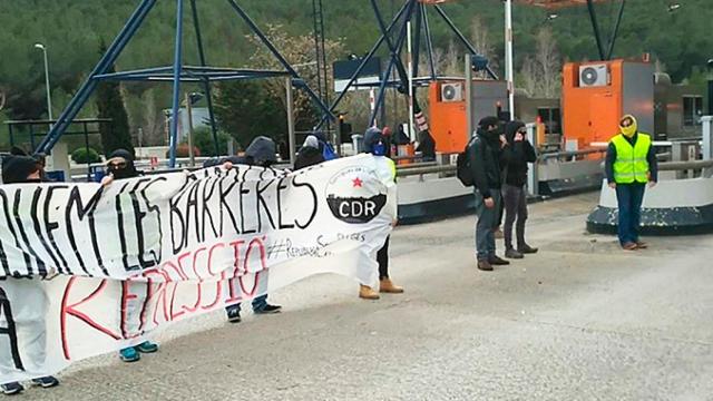 Imagen de un grupo de los autodenominados Comités de Defensa de la República (CDR) cortando un peaje / EFE