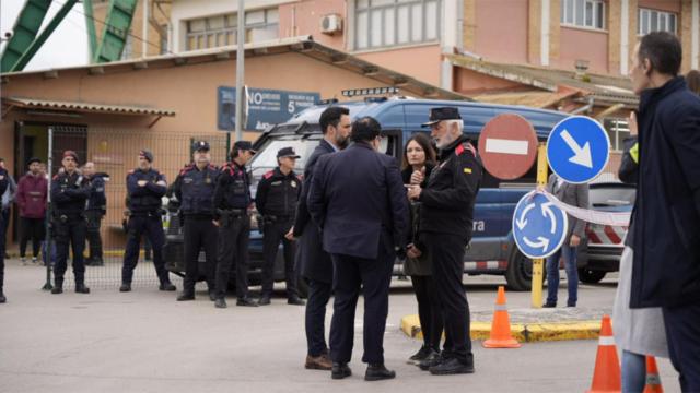 El consejero de Empresa, Roger Torrent, y el de Interior, Joan Ignasi Elena, llegan a la mina de Súria / LUIS MIGUEL AÑÓN (CG)