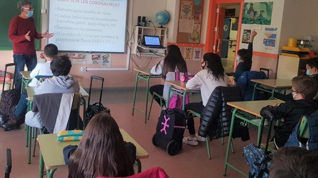 Un aula con estudiantes, que bajan el nivel en matemáticas, catalán e inglés / EP