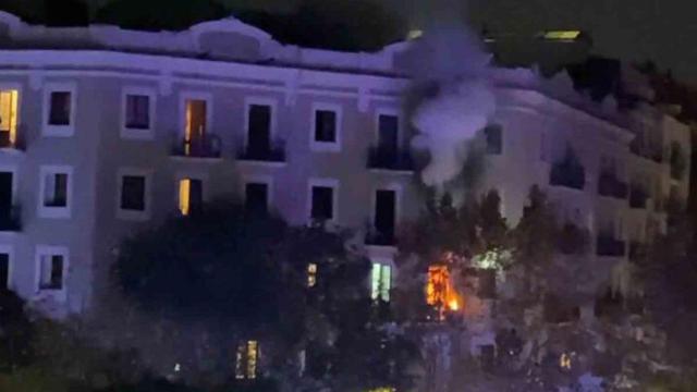 Incendio en un piso en los números 44-46 de la calle de Roselló, Barcelona / RRSS