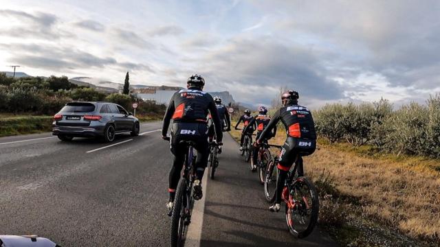Varios ciclistas circulan por el arcén de una carretera / EUROPA PRESS