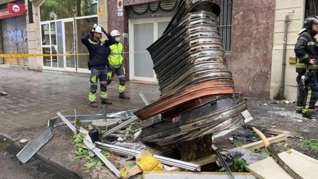 La persiana metálica del bar del Eixample que ha volado por los aires / CG