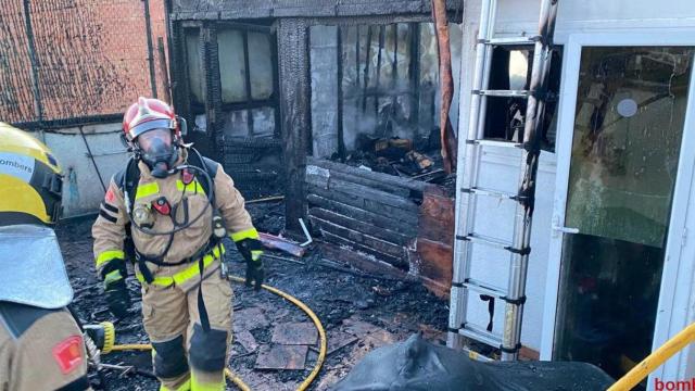 Un herido en el incendio de su vivienda en Gavà / BOMBERS