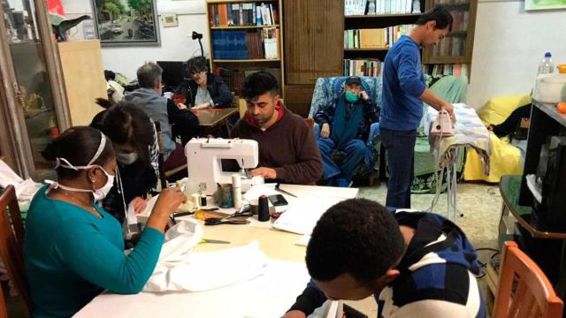 Sintecho y refugiados fabrican mascarillas en la Casa Cádiz de Barcelona / CEDIDA