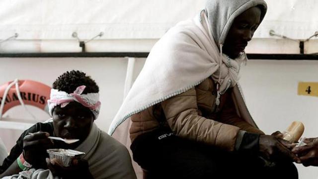 Fotografía facilitada por la ONG SOS Mediterranee del suministro alimentario por parte de los Guardias Costeros italianos a los migrantes del Aquarius, en Sicilia / EFE
