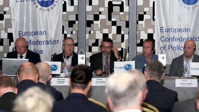 Los representantes de Eurocop, Mark Lindsay de Irlanda del Norte (i), el moderador Juan José Llaguno (2i), Damien Dillenbourg de Bélgica (c), James Roberts de Suiza (2d) y Mikko Venäläinen de la policía finesa (d), en la conferencia organizada por Eurocop