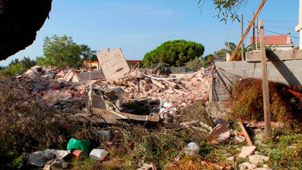 La casa de Alcanar tras la explosión, donde los terroristas escondían 100 kilos de explosivos / EFE