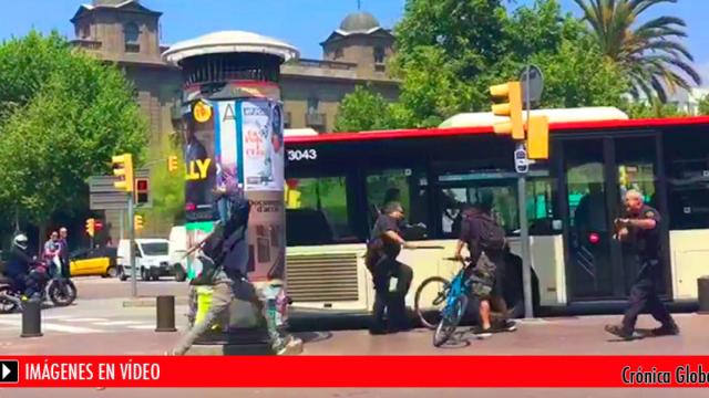 Imagen del vídeo que capta el momento del enfrentamiento entre manteros y Guàrdia Urbana.