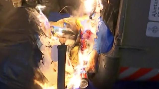 Un contenedor en llamas en Barcelona / RTVE