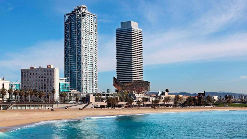 Imagen del Hotel Arts de Barcelona (izquierda de la imagen), que cerrará tras dar positivo por coronavirus un huésped / CG