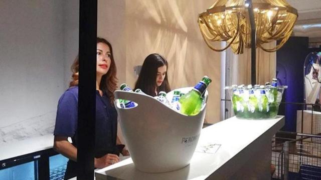 Azafatas sirven cervezas en The House of Peroni Barcelona / CG