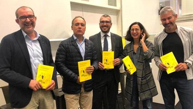 El autor del libro 'Campeones de la transformación digital: 10 líderes españoles' (editorial Profit), Lorenzo Ramírez (c), con algunos de sus protagonistas / EP