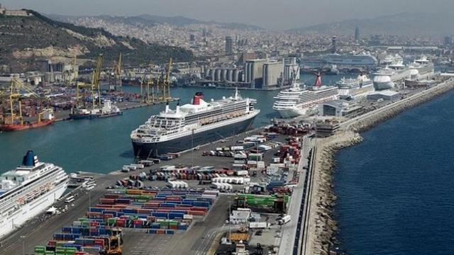 Varios cruceros amarrados en el puerto de Barcelona / CG
