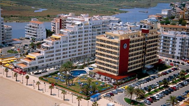 El Hotel Victoria (en el centro), uno de los tres hoteles de Roses (Girona) que el Santander tiene la intención de vender / HOTEL VICTORIA