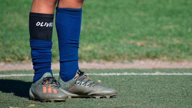 Un futbolista con un dispositivo OLIVER