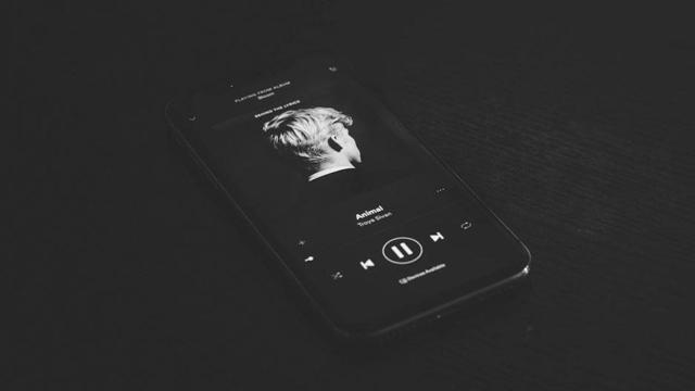 Teléfono móvil ejecutando Spotify / UNSPLASH