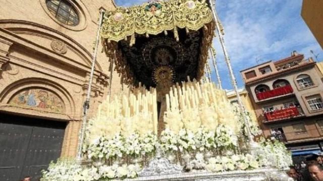 Dos hombres se pelean durante el paso de hermandades en Huelva