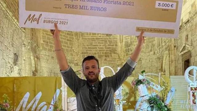 Julio Boza con su premio ganador / @julioboza__