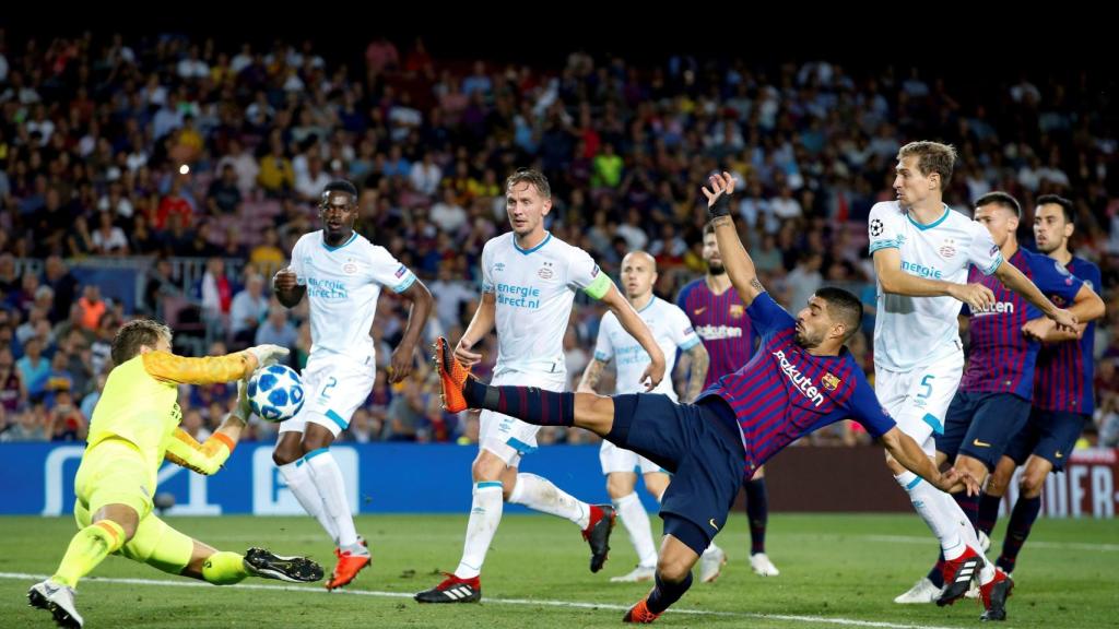 Luis Suárez remata a puerta durante el partido frente al PSV / EFE
