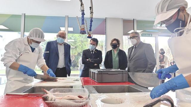 El consejero de Educación, Josep Bargalló, el vicepresidente en funciones de presidente de la Generalitat, Pere Aragonès, la presidenta de Mercabarna, Montserrat Ballarín y el director general de Mercabarna, Jordi Valls en el Aula del Fresco de Mercabarna