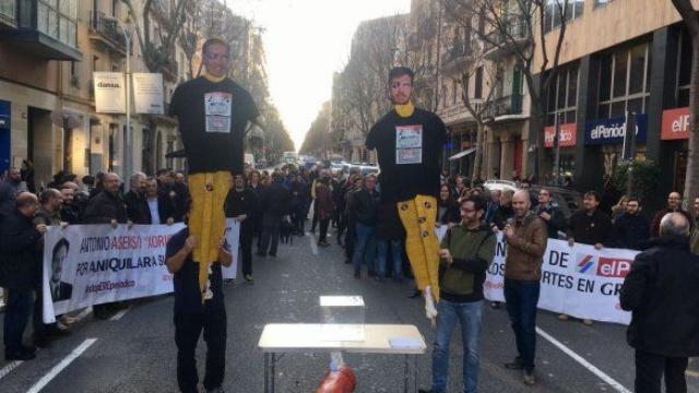 Protesta de trabajadores frente a El Periódico