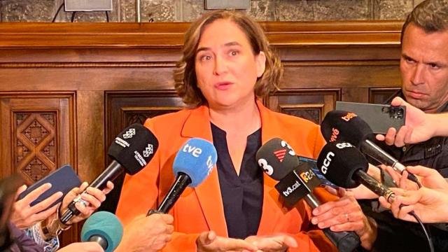 Ada Colau, alcaldesa de Barcelona, en una atención a los medios / EP